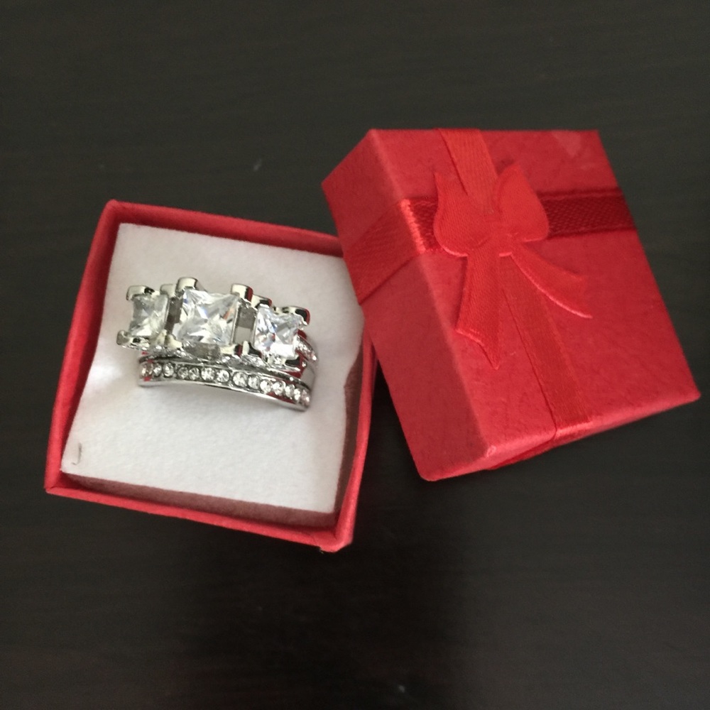 Women’s Wedding Ring Set.